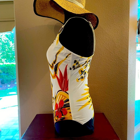 Beautiful one piece bathing suit - Picture 2 of 4